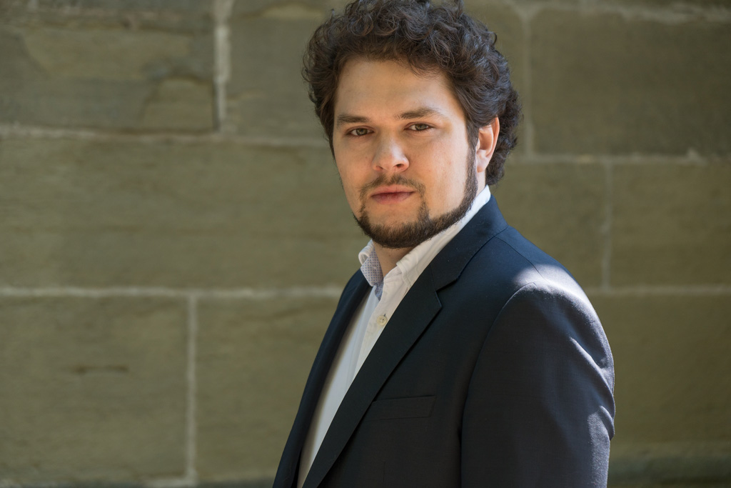 Read more about the article KAI KLUGE – Rollendebüt als Nemorino in Neuproduktion „L’elisir d‘amore“ in Stuttgart