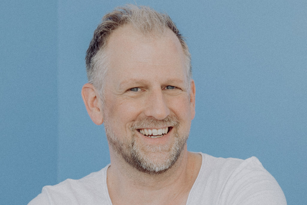 Mehr über den Artikel erfahren KS CHRISTOPH POHL – Dr. Pangloss in Premiere „Candide“ in Dresden